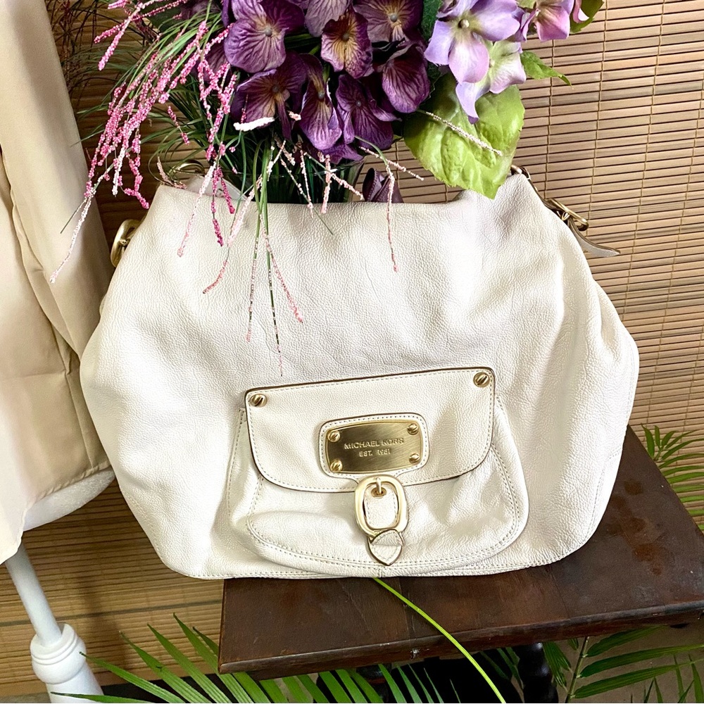 🎉Micheal Kors bag🎉. Great basic bag.